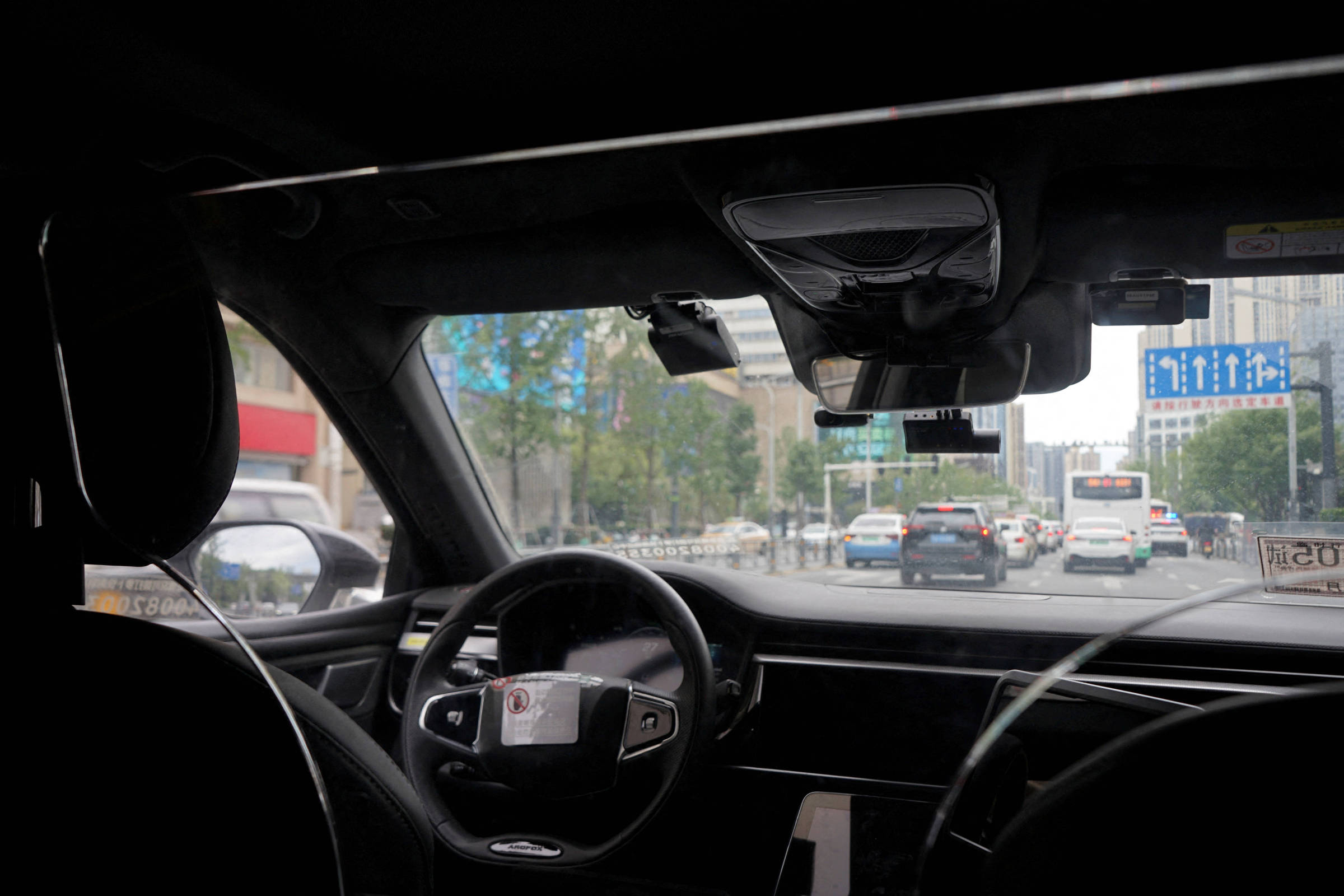 Robotáxi da Baidu se acidenta na China e gera alerta sobre segurança veicular Robotáxi Apollo Go da chinesa Baidu operando em rua de Wuhan (Foto: Sarah Wu - 19.jul.2024/Reuters)