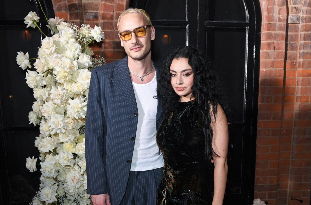 Charli XCX revela que deixaria George Daniel no altar se ele não chorasse Charli XCX revelou que seu novo marido, George Daniel, do The 1975, chorou ao vê-la caminhar até o altar em seu casamento em Londres. (Foto: Reprodução)