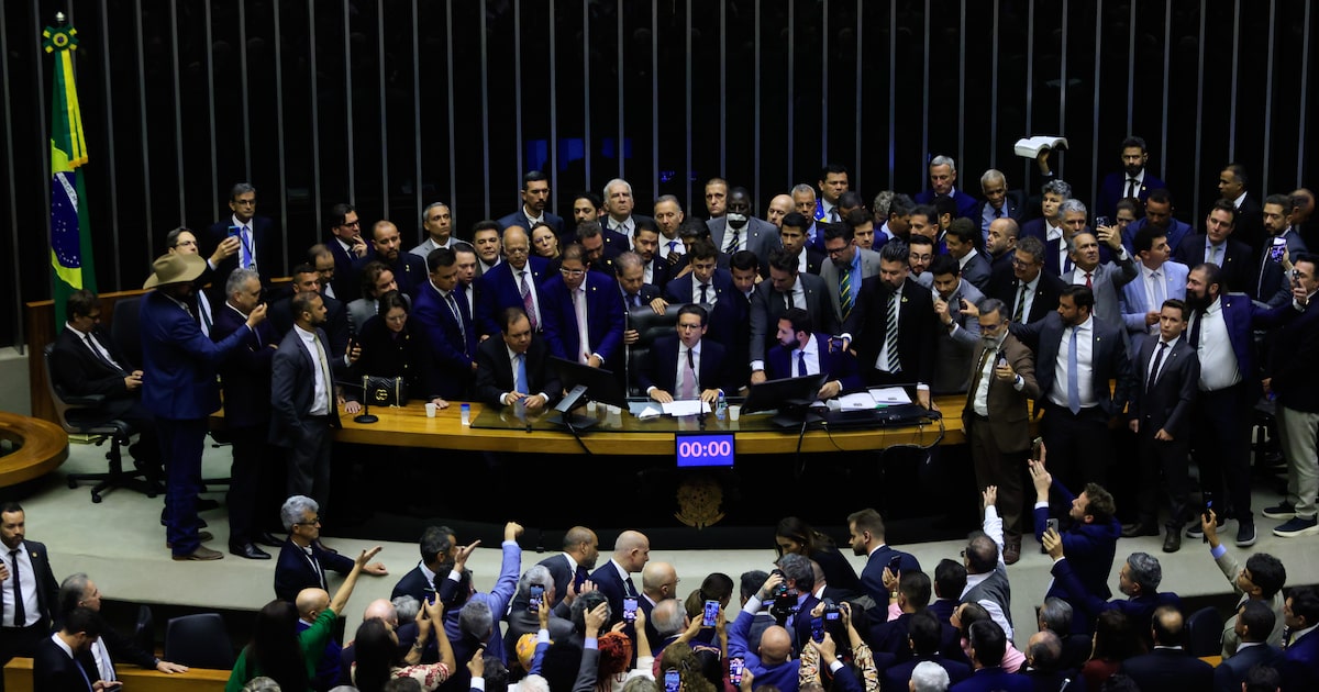 Deputado Hugo Motta conseguiu retomar a cadeira da presidência da Câmara quase 2h depois do horário marcado para a sessão (Foto: Wilton Junior/Estadão)
