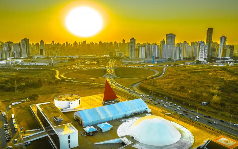 Centro-Oeste enfrenta ar seco e frio nas manhãs do Sul e Sudeste nesta quarta-feira Vista do Centro Cultural Oscar Niemeyer ao pôr do sol, em Goiânia, Goiás. (Foto: Drones skyview/Arquivo pessoal)