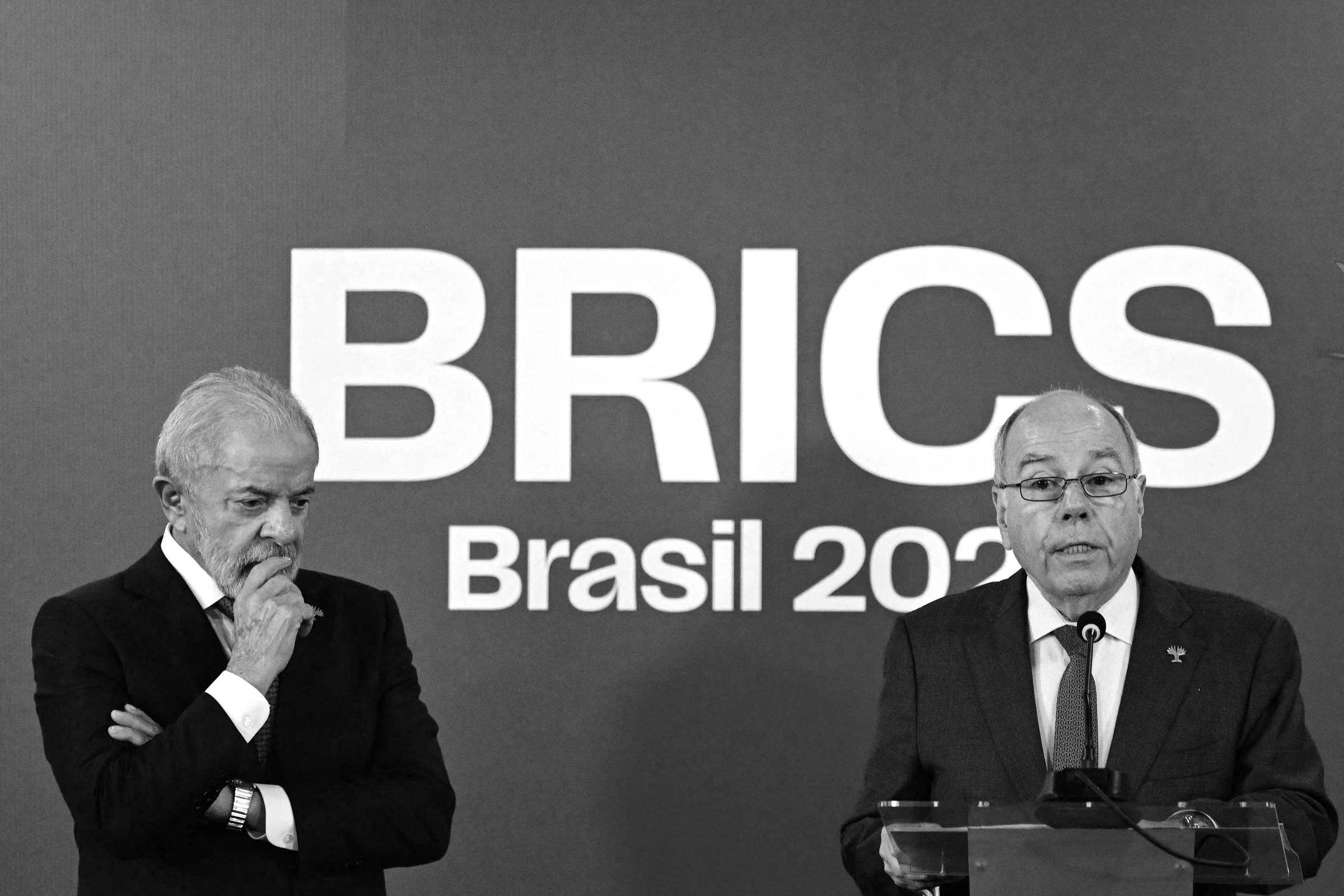 Brasil enfrenta incertezas políticas com a influência de Trump em pauta Luiz Inácio Lula da Silva (PT) e Mauro Vieira, ministro das Relações Exteriores (Foto: Pablo Porciuncula - 7.jul.25/AFP)