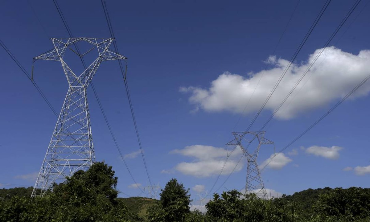 Aneel ativa bandeira vermelha 2 e eleva tarifas de energia em agosto Linhas de transmissão de energia elétrica no Rio (Foto: Arquivo Domingos Peixoto / Agência O Globo)