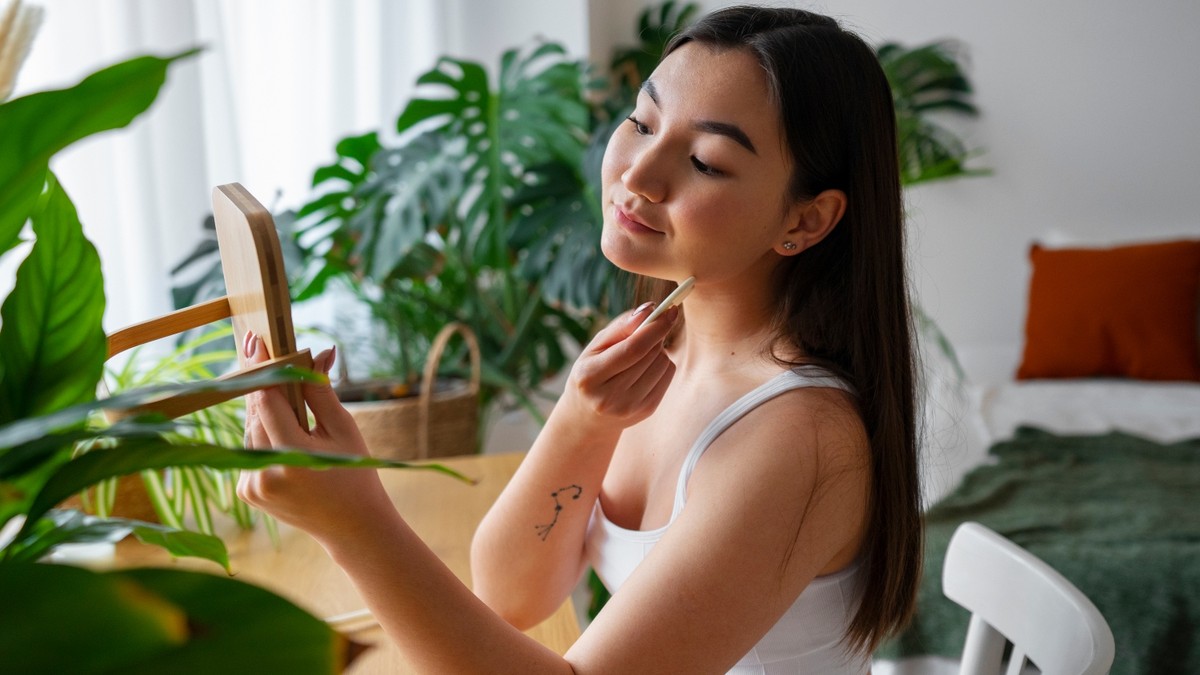 Especialista revela novas técnicas para manter a beleza natural da pele Como conquistar uma beleza natural e duradoura? Especialista explica (Foto: Freepik)