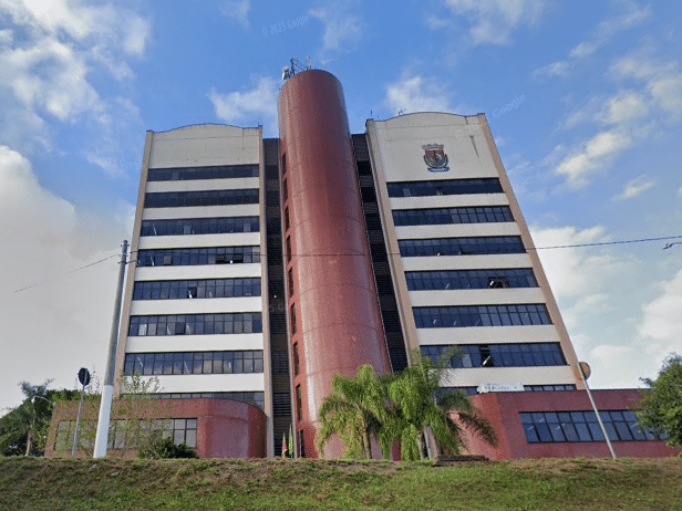 Criança de 3 anos fica gravemente queimada após acidente em fogueira escolar no RS Sede da prefeitura de Novo Hamburgo, no Rio Grande do Sul (Foto: Reprodução/Google Maps)