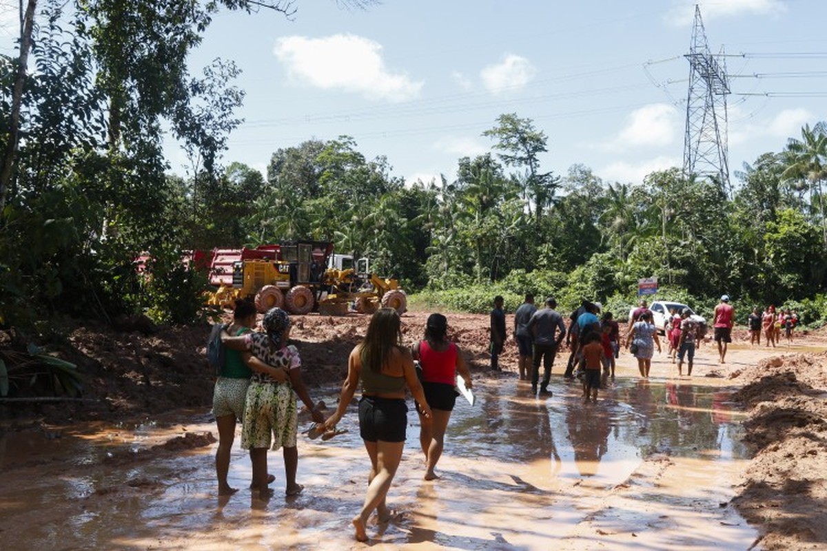 Ribeirinhos paralisam obra da avenida Liberdade na comunidade Nossa Senhora dos Navegantes, em Belém (Foto: Oswaldo Forte/Fotoarena/AgÍncia O Globo)