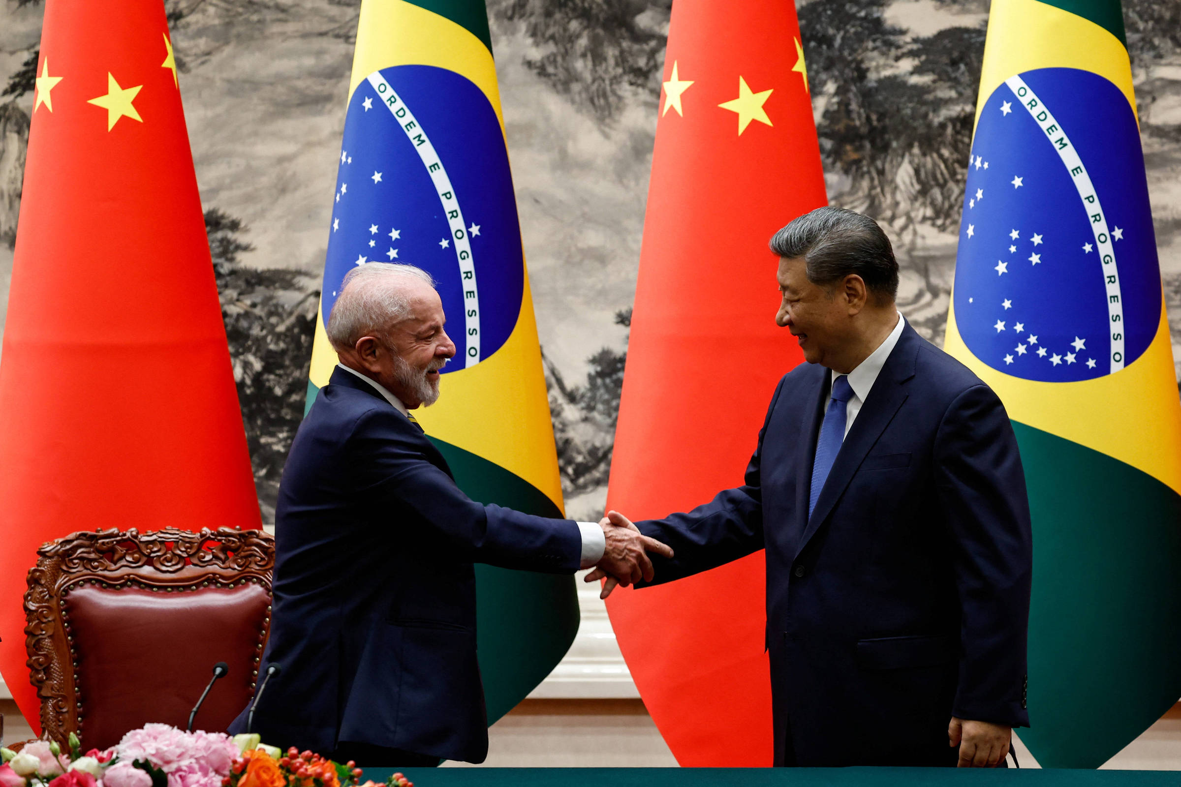 Governo brasileiro teme ausência de Xi Jinping na cúpula do Brics Os presidentes do Brasil, Luiz Inácio Lula da Silva, e da China, Xi Jinping, durante reunião em Pequim, em maio. (Foto: Reprodução)