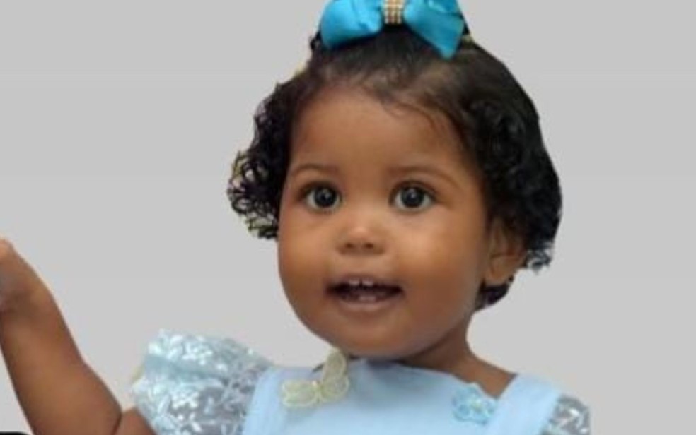 Motorista dispara após ultrapassagem e provoca morte de bebê em veículo Layla Sofia Menezes, de um ano e 11 meses, foi morta com um tiro na cabeça em Areia Branca (Foto: Arquivo Pessoal)