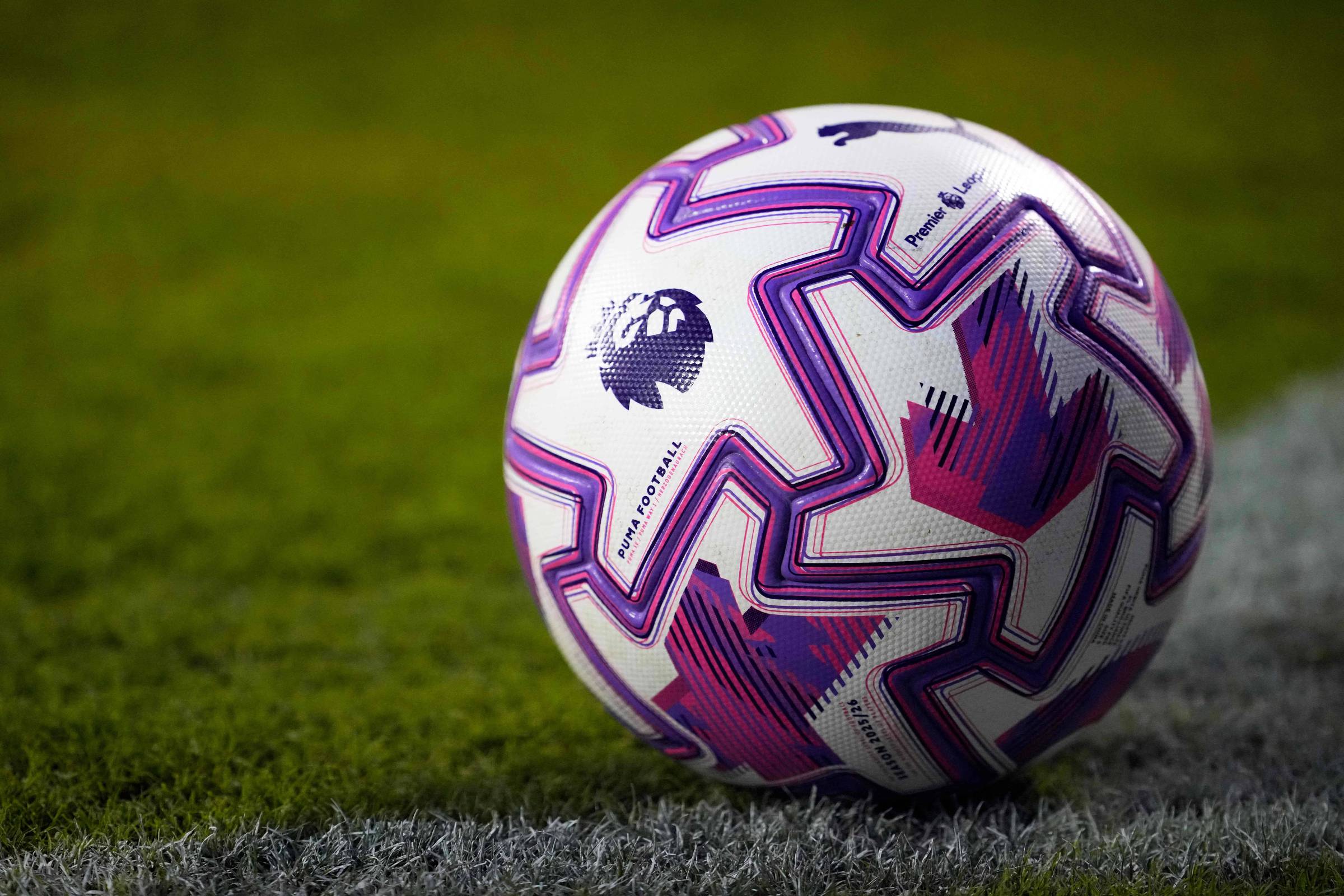 Brasil encontra caminho facilitado para a Copa do Mundo na Inglaterra A bola da Premier League, campeonato em que jogavam 12 dos 26 brasileiros convocados para a Copa do Mundo de 2022, no Qatar (Foto: Patrick McDermott - 30.jul.25/Getty Images via AFP)