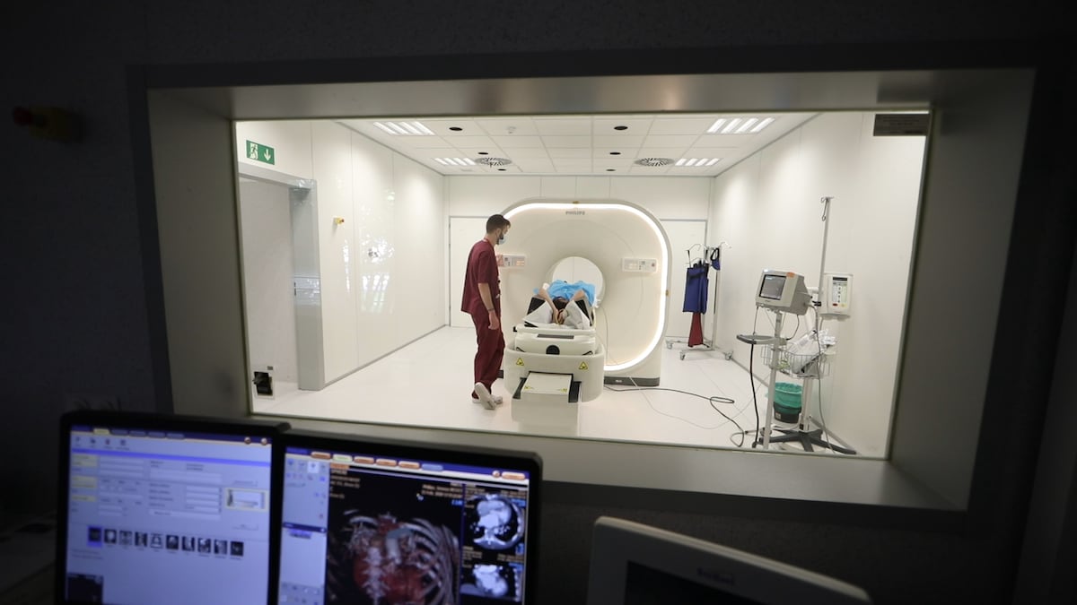 Um voluntário durante um ensaio clínico no Centro Nacional de Pesquisa Cardiovascular em Madrid. (Foto: CNIC)