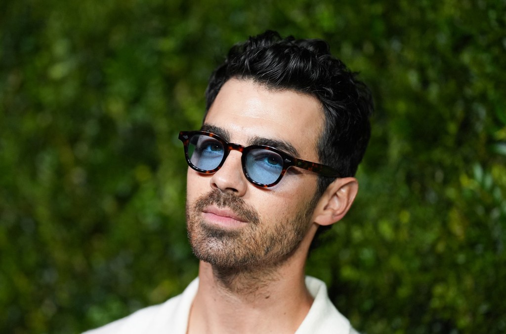 Joe Jonas reage a comentário de fã sobre seus 'pequenos mamilos' em vídeo divertido Joe Jonas lembrou de um fã dizendo que ele tem "mamilos pequenos" em um vídeo hilário sobre a interação. (Foto: Reprodução)