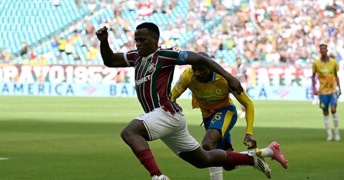 Jhon Arias em ação no empate sem gols do Fluminense com o sul-africano Mamelodi Sundowns. (Foto: Chandan Khanna/AFP)
