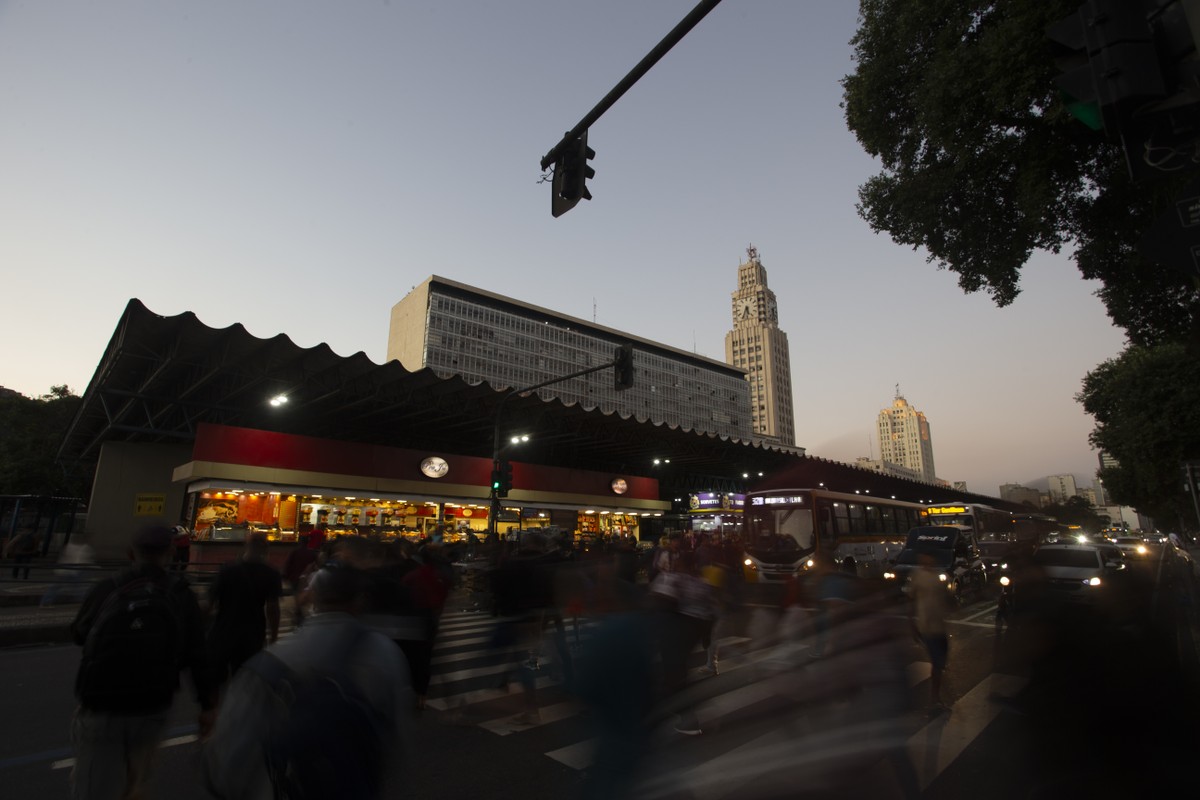Bloqueie seu celular roubado e proteja seus dados pessoais com estas dicas Pedestres na Avenida Presidente Vargas, no Centro, bairro do Rio com mais roubos de celular em 2024 (Foto: Domingos Peixoto / Agência O Globo)