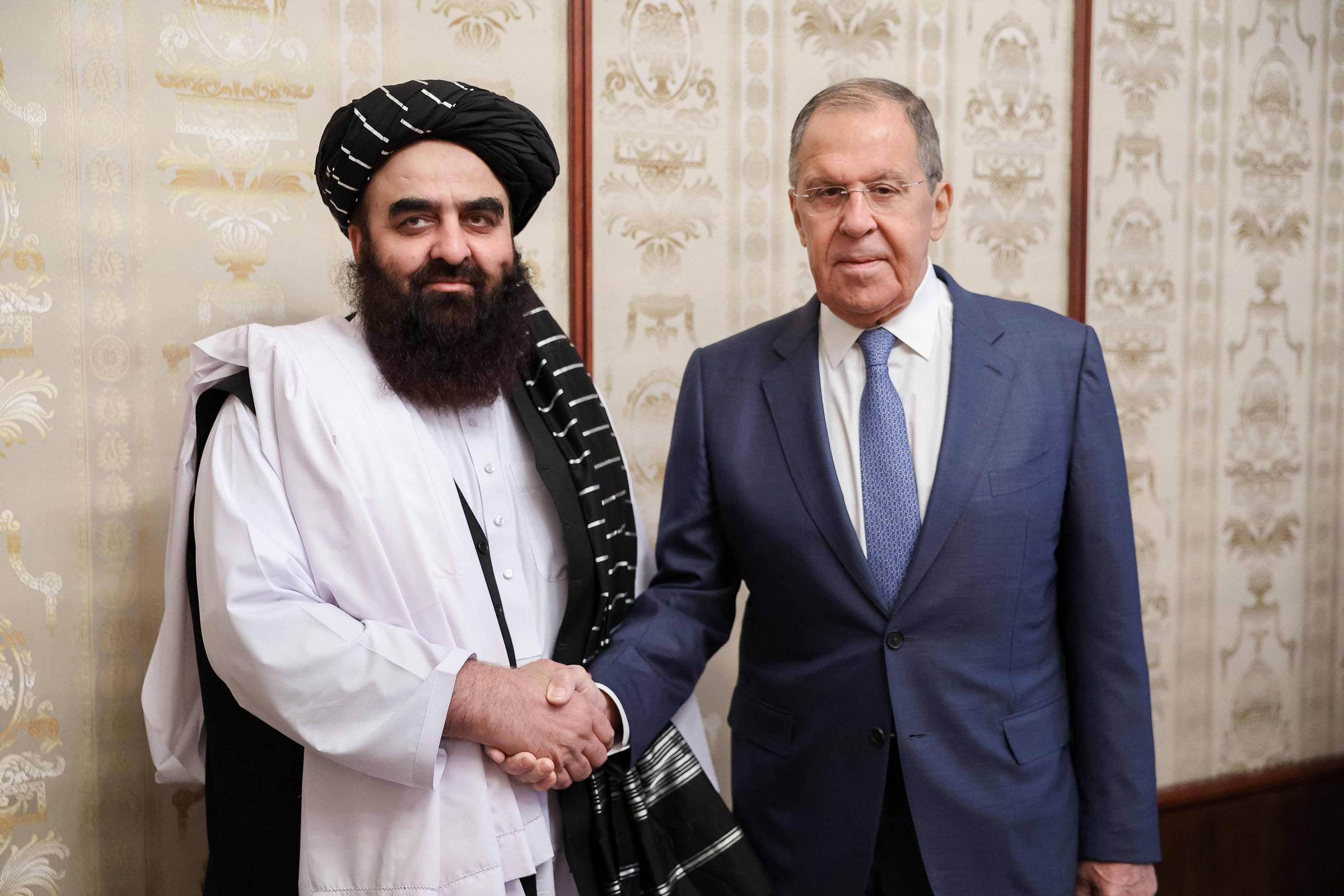 Rússia se torna o primeiro país a reconhecer o governo do Talibã no Afeganistão Chanceler russo, Serguei Lavrov, com o colega talibã Amir Khan Muttaqi durante encontro em Moscou, ocorrido em outubro do ano passado (Foto: Ministério das Relações Exteriores da Rússia - 4.out.2024/AFP)