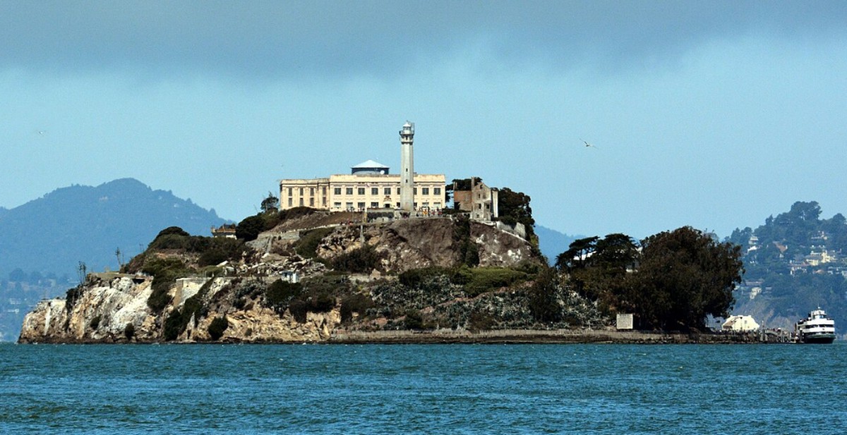 Fuga em Alcatraz resulta em cinco mortes e marca um episódio trágico na prisão Penitenciária de Alcatraz: A ilha onde funcionava a prisão desativada em 1963 (Foto: Reprodução/Wikipedia)