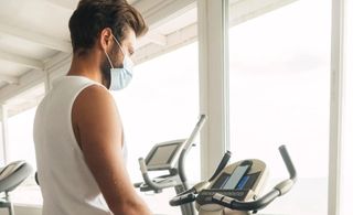 Bicicleta ergométrica melhora a saúde mental no trabalho, revela estudo científico Foto: Reprodução
