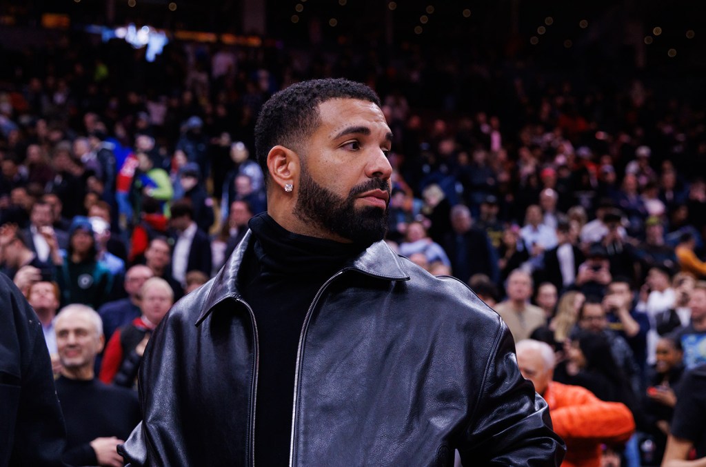 Drake planeja levar fãs para festival em Londres com jato particular Drake perguntou a Adin Ross se ele deveria fretar um jato apenas para streamers conferirem suas apresentações de três dias no Wireless Festival em Londres. (Foto: Reprodução)