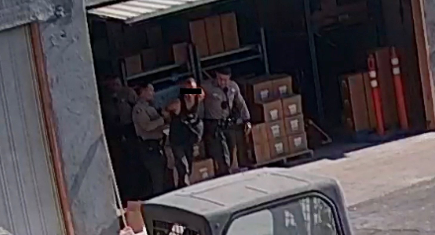 Homem armado invade ministério e é detido sem feridos em Brasília O criminoso foi detido no local. (Foto: Reprodução/CBN News/Imagens de segurança do Living Waters)