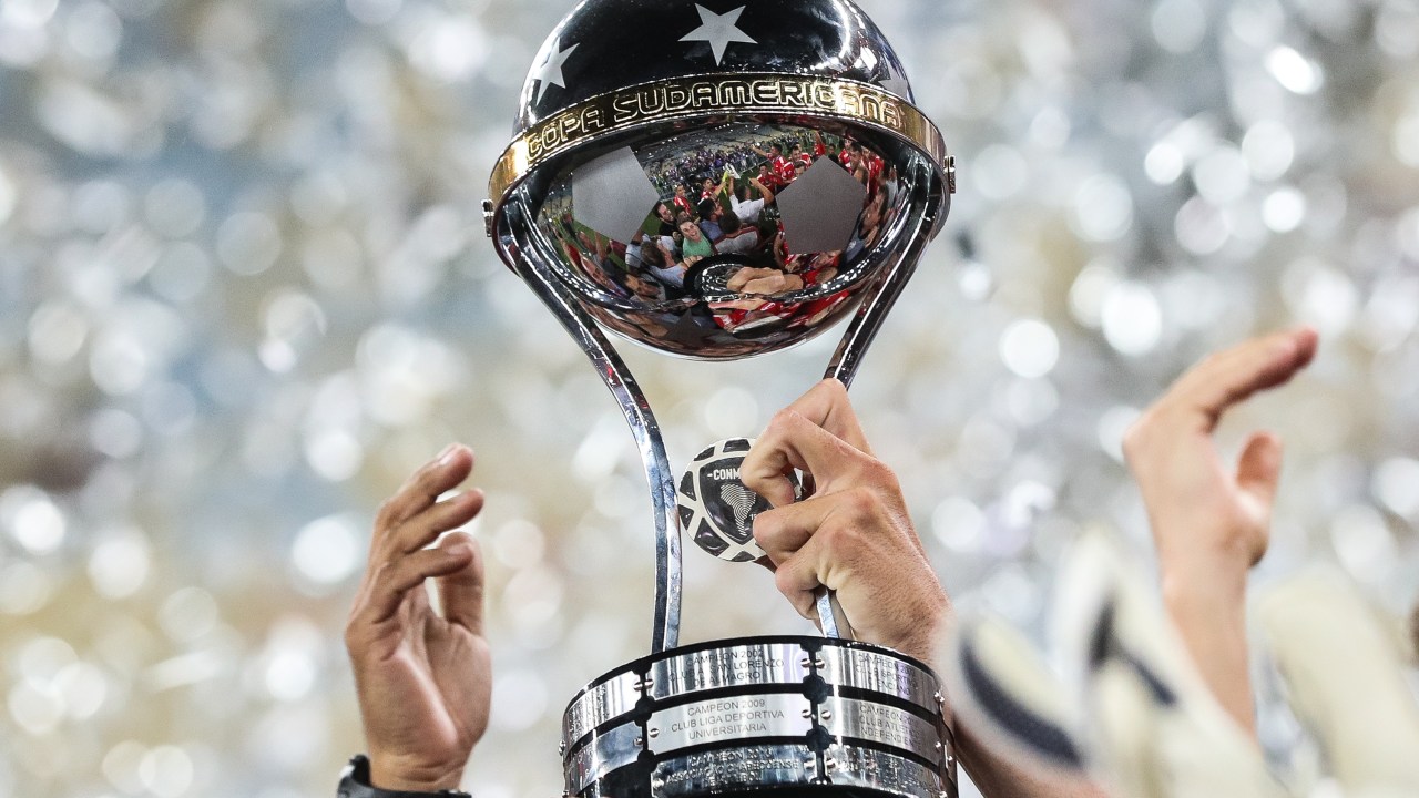 Futebol ao vivo: confira os jogos e horários desta terça, 15 de julho Troféu da Copa Sul-Americana (Foto: Buda Mendes/Getty Images)