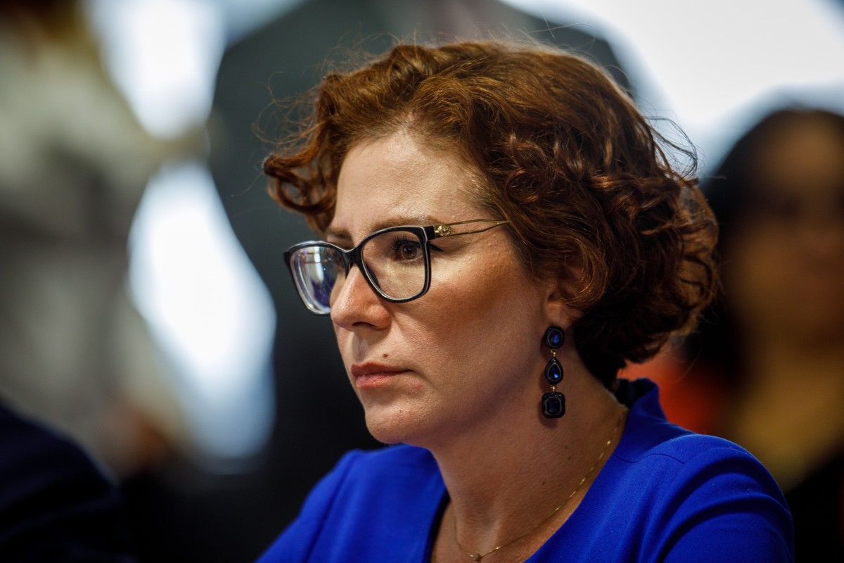 A deputada licenciada Carla Zambelli, em comissão da Câmara (Foto: Brenno Carvalho/Agência O Globo/18-10-2023)
