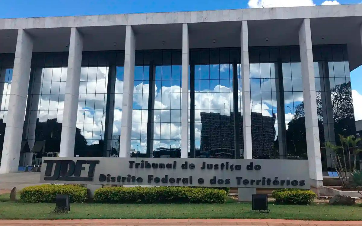 Justiça determina proibição de cultos em condomínios e gera polêmica entre fiéis Justiça do Distrito Federal proibiu a realização de cultos em áreas comuns de condomínios residenciais, decisão que tem gerado debates sobre o equilíbrio entre a liberdade religiosa e o direito ao sossego dos moradores. (Foto: Reprodução)
