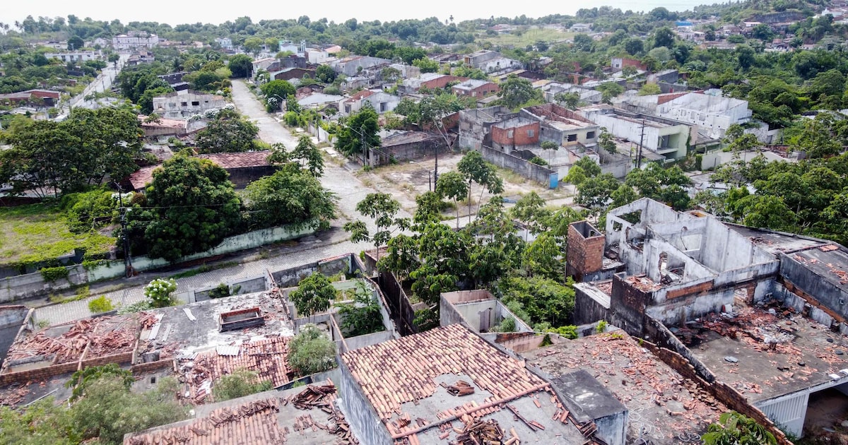 Braskem avança em negociações e avalia viabilidade de nova fábrica Imóveis abandonados em Maceió; acidente já rendeu uma série de consequências para a Braskem, com provisões que superam R$ 5 bi (Foto: Tiago Queiroz/Estadão - 04/12/2023)