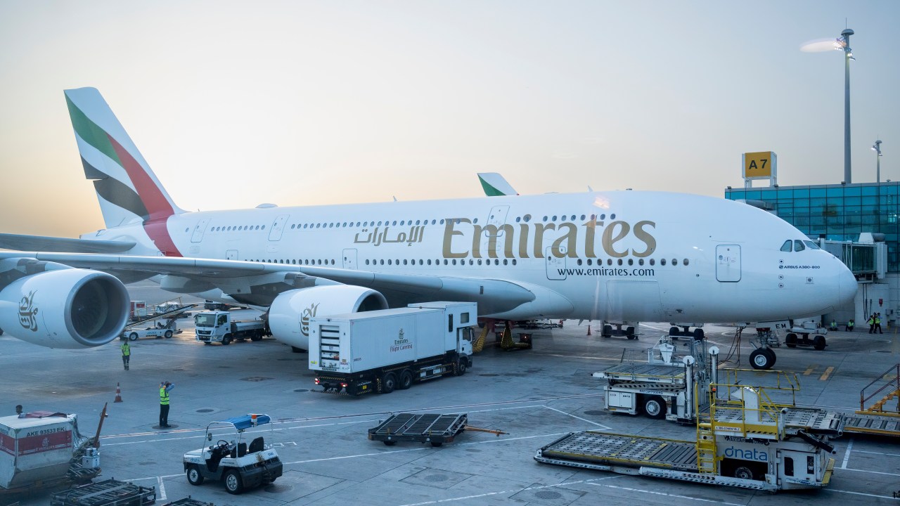 Emirates aumenta frequência de voos para o Brasil em nova estratégia de mercado A imagem mostra um avião da companhia aérea Emirates no Aeroporto Internacional de Dubai, capital dos Emirados Árabes Unidos. 01/06/2024 (Foto: Budrul Chukrut/SOPA Images/LightRocket/Getty Images)