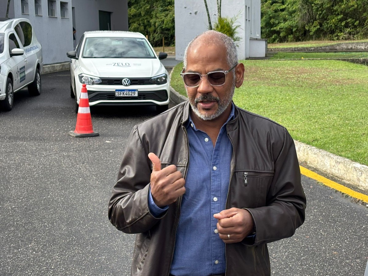 Manoel Marins, pai de Juliana, chega ao velório (Foto: Alexandre Cassiano/Agência O Globo)