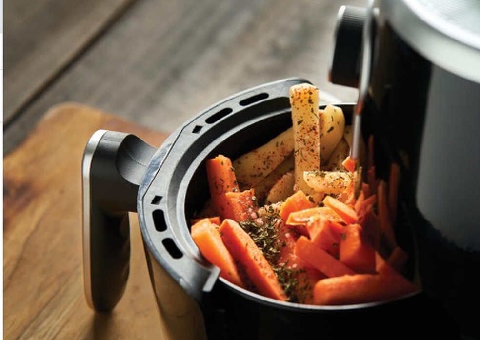 Airfryer antiga tinha tamanho de canil e era feita de madeira com tela de galinheiro Primeira airfryer tinha o tamanho de um canil e era de madeira com tela de galinheiro; conheça a história do aparelho (Foto: Divulgação)