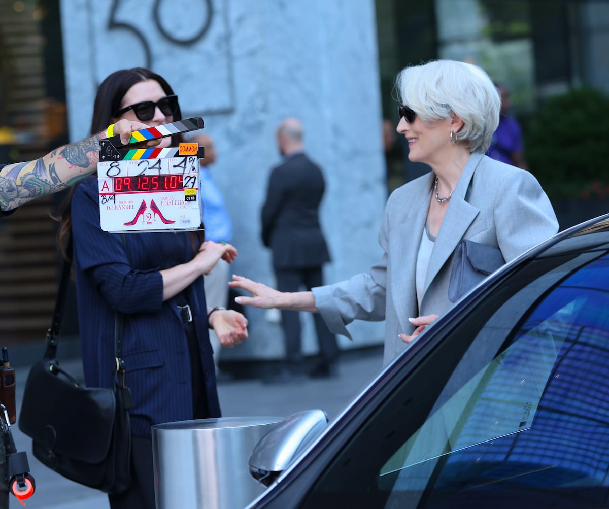 Anne Hathaway e Meryl Streep durante as filmagens de 'O Diabo Veste Prada 2' em Hudson Yards (Nova York), no dia 29 de julho. (Foto: Jose Perez (GC/Getty Images))