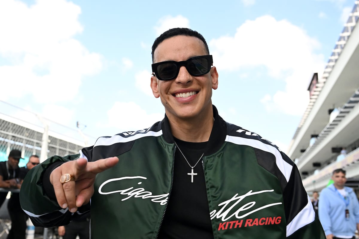 Daddy Yankee retorna com a canção cristã 'Sonríele' após aposentadoria Daddy Yankee no Autódromo Internacional de Miami, em 1º de maio de 2025. (Foto: Mark Sutton - Formula 1 via Getty Images)