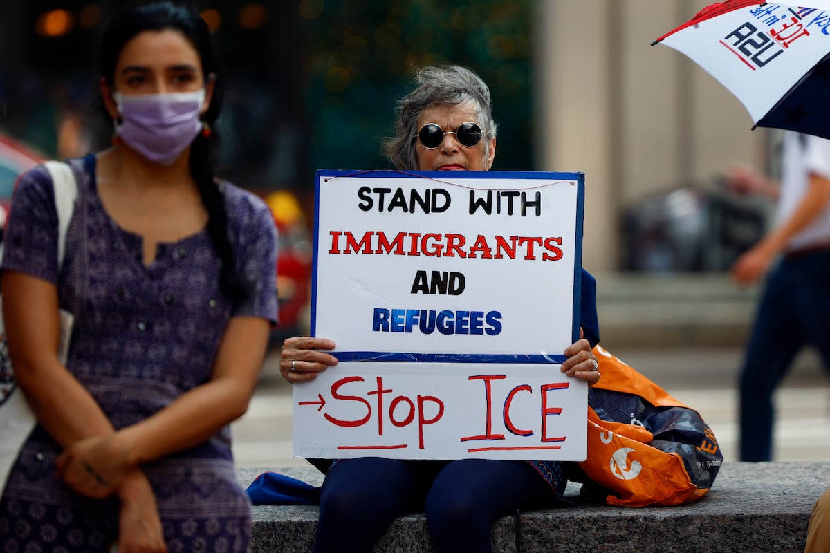 Jueza suspende tentativa do governo de cancelar o TPS de hondurenhos e nicaraguenses Protesto pelos beneficiários do TPS de Honduras, Nepal e Nicarágua, em Boston, no dia 29 de julho. (Foto: Boston Globe via Getty Images)