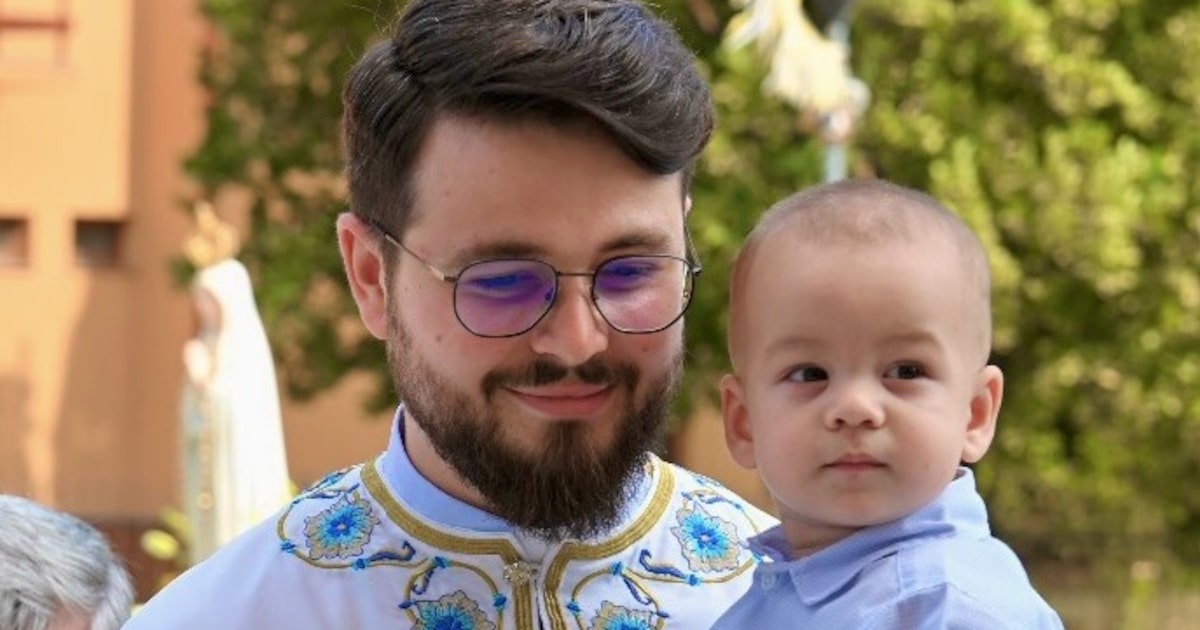 Padre Sergiu Chiriloaei, da Igreja Grego-Católica Romena, com seu filho Milan Benedict: desejo de continuidade do papado de Francisco (Foto: Arquivo Pessoal)