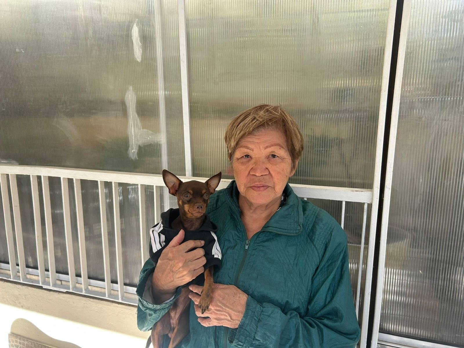 Moradores de Pinheiros temem impacto da nova linha do Metrô na comunidade Yoko Okamura, 82, moradora de Pinheiros, teme pelo futuro da vila (Foto: Camila Corsini/UOL)