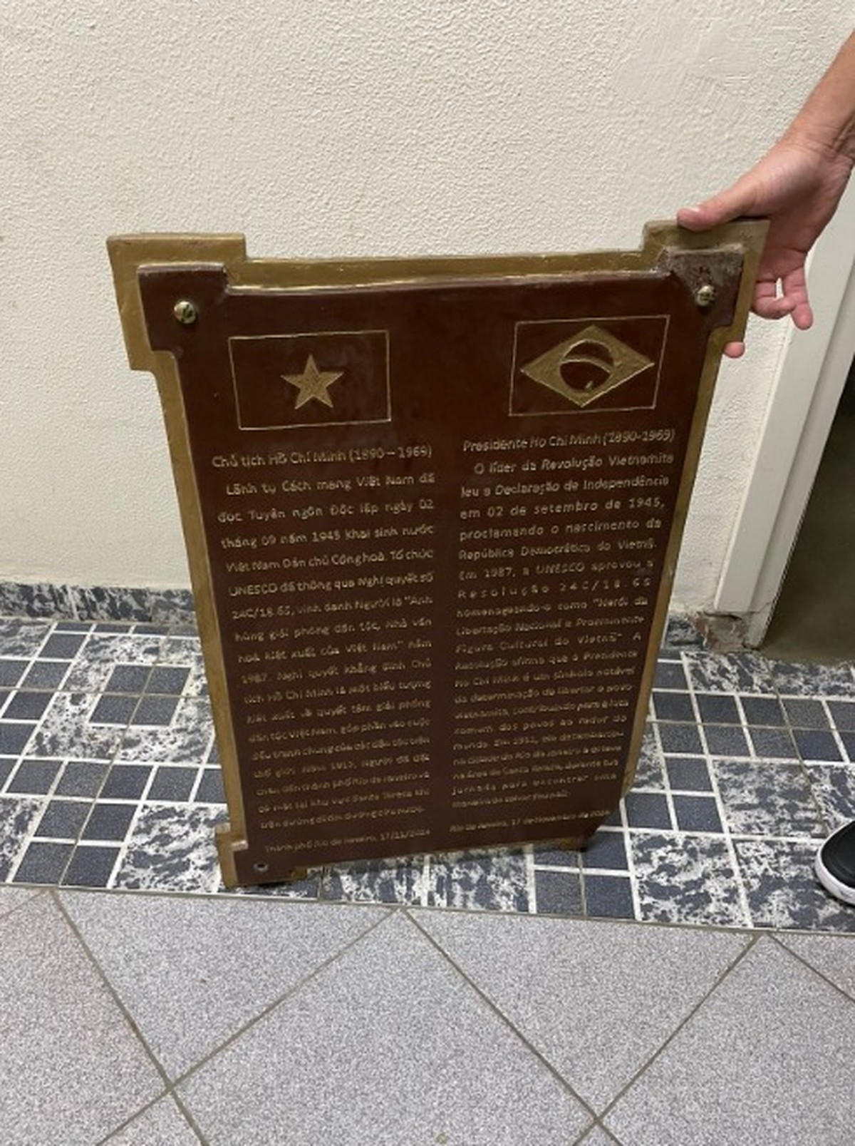 Placa furtada no Centro é descartada por não ter valor comercial Placa em homenagem ao líder da Revolução Vietnamita Ho Chi Minh (1890-1969) (Foto: Divulgação)