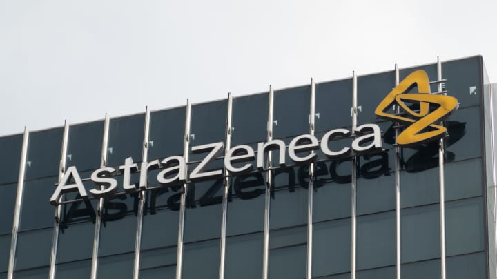 O edifício do escritório da empresa internacional de biofarmacêuticos AstraZeneca. (Foto: Cfoto | Future Publishing | Getty Images)