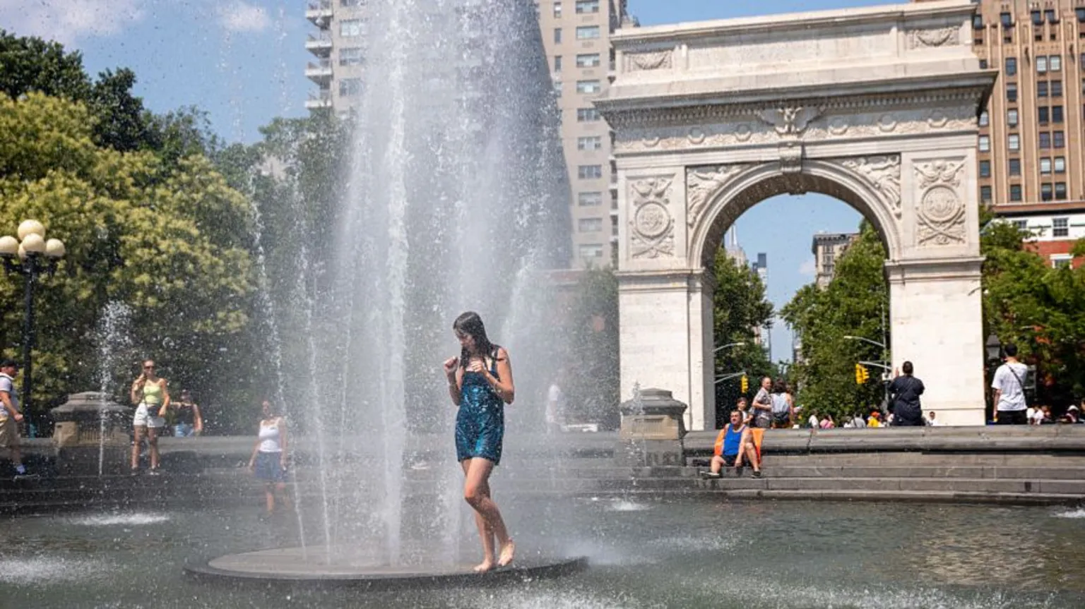 Milhões de americanos são orientados a permanecer em casa devido à onda de calor extremo É realmente, realmente quente - Nova-iorquinos reagem ao calor extremo (Foto: Getty Images)