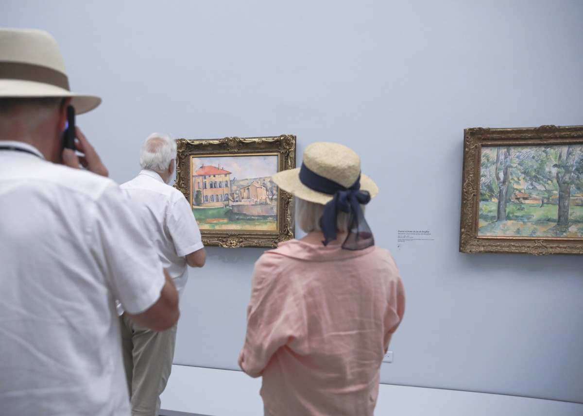 Turistas veem a exposição de parte da obra de Paul Cézanne em Aix-en-Provence (Foto: Andrea Mantovani/The New York Times)