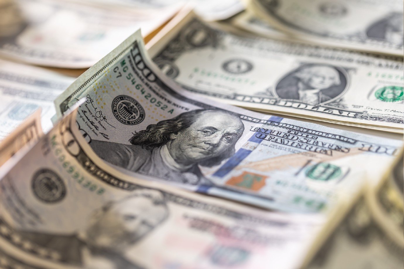 Dólar recua para menos de R$ 5,50 com otimismo global e pausa no aumento do IOF Dólar: moeda volta a R$ 5,50 após suspensão do aumento do IOF (Foto: SimpleImages/Getty Images)
