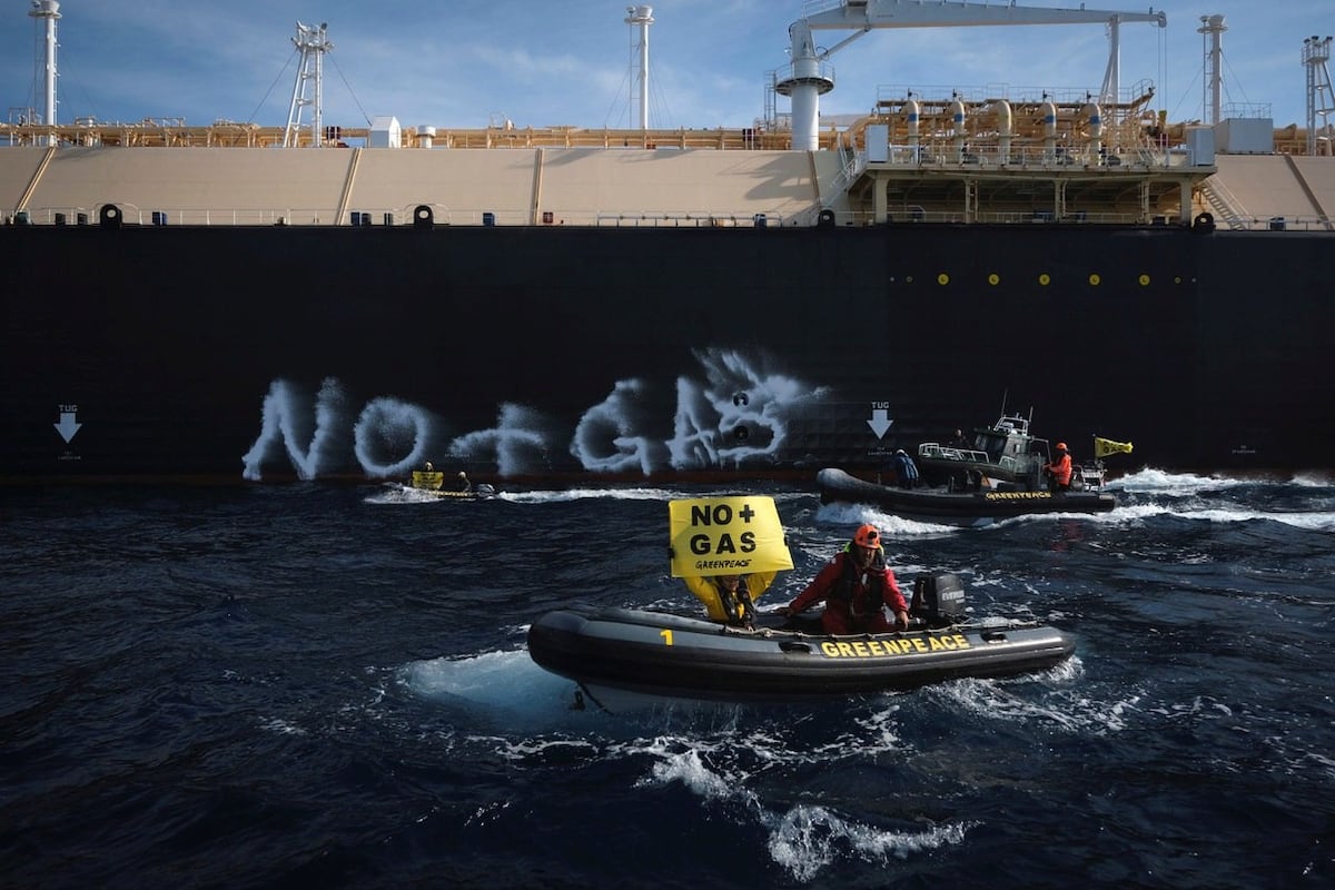 Activistas do Greenpeace em uma ação para exigir o fim dos combustíveis fósseis frente a um buque carregado de gás liquefeito no porto de Sagunto (Valência) em 2021. (Foto: PEDRO ARMESTRE/EFE/Greenpeace)