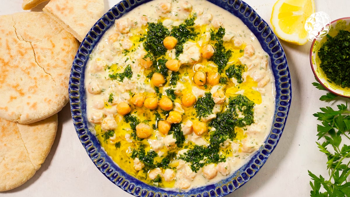 Prepare pratos veranescos fáceis para servir em grandes quantidades Mais fácil que o hummus, que já é dizer. (Foto: Mikel López Iturriaga)