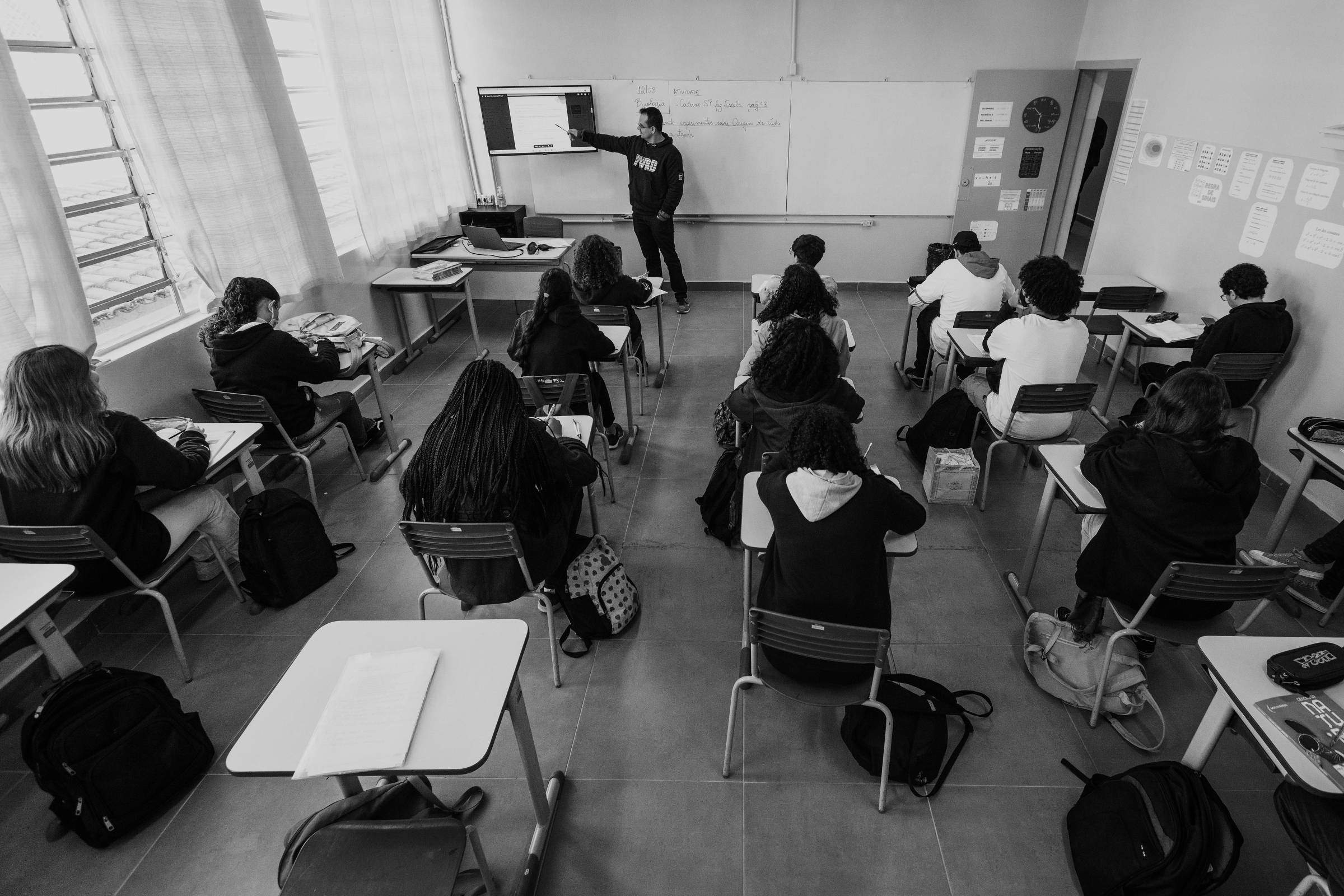 Educação exige comprometimento e presença constante de professores nas salas de aula Professor ministra aula para alunos do ensino médio em escola estadual de São Paulo (SP) (Foto: Bruno Santos - 12.ago.22/Folhapress)