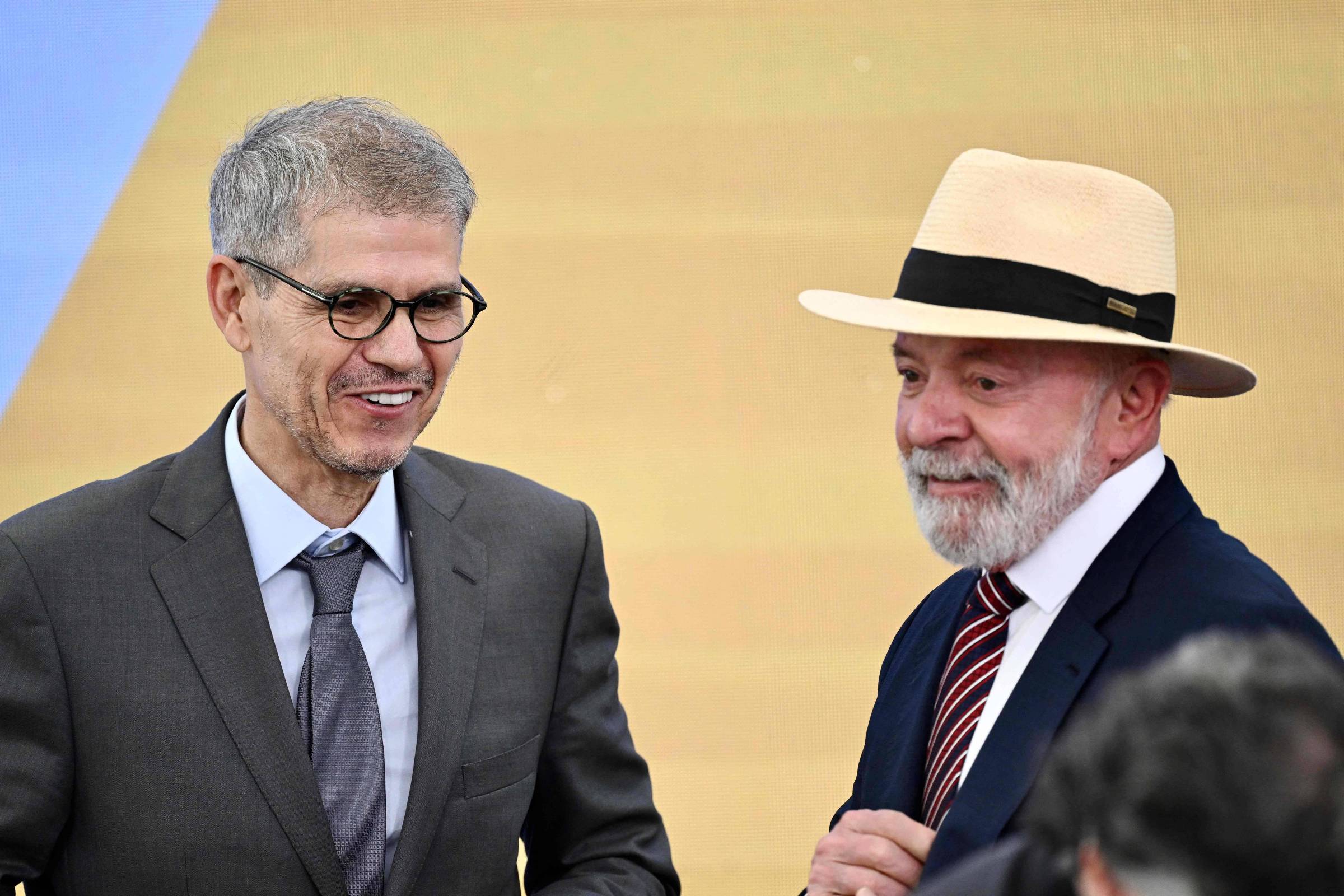 Centrão se divide e Sidônio adia participação em comissão da Câmara Ministro da Secom, Sidônio Palmeira, com o presidente Lula (PT) em cerimônia no Palácio do Planalto, em maio. (Foto: Evaristo Sá-21.5.2025/AFP)