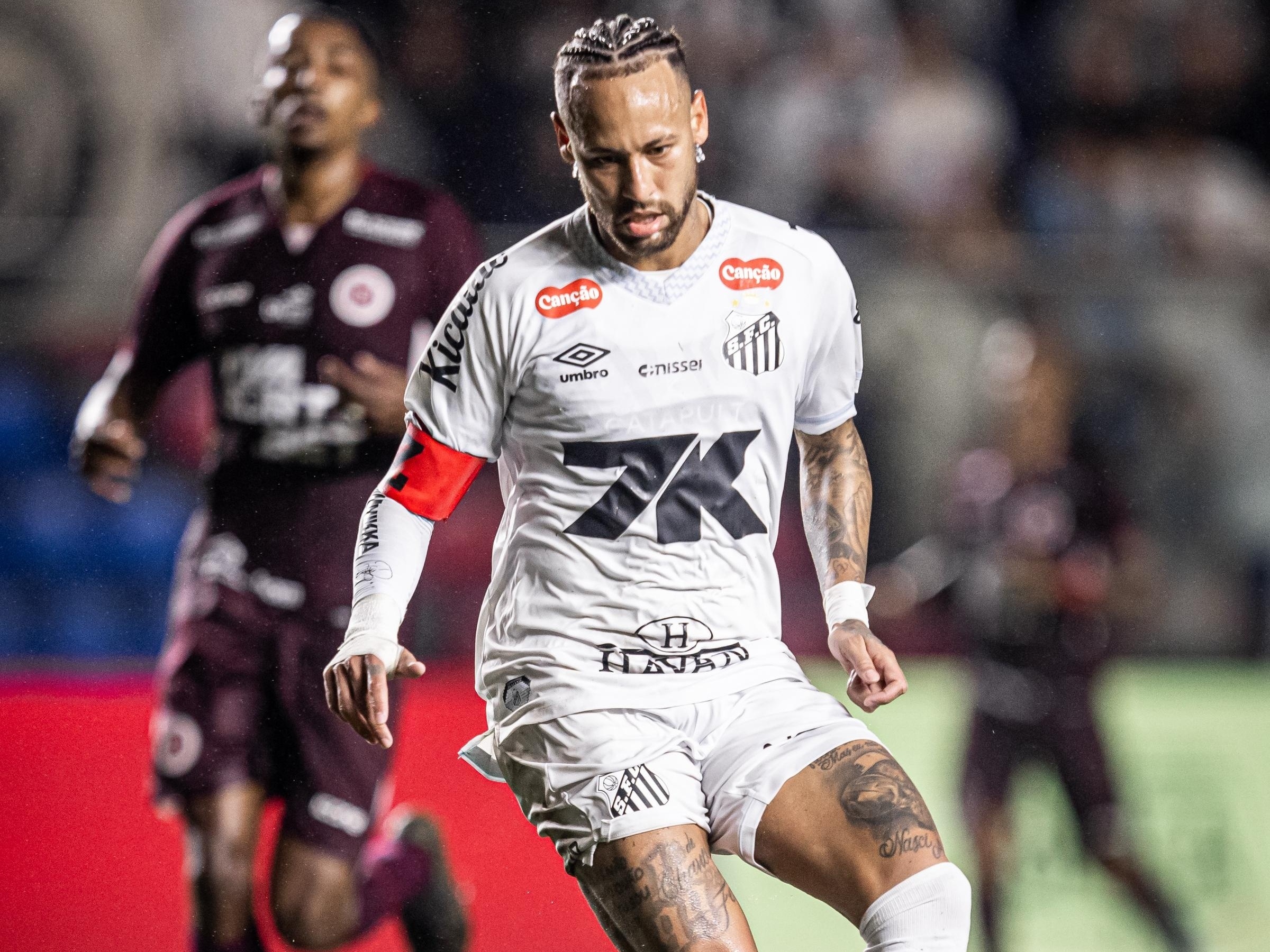 Neymar brilha em jogo do Santos e recebe boas-vindas de Robinho Jr Neymar brilha em jogo do Santos e recebe boas-vindas de Robinho Jr