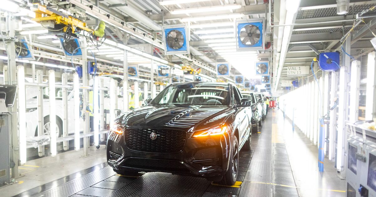 Jaguar Land Rover troca CEO em meio a desafios de tarifas e polêmica de marca No ano passado, um vídeo que mostrava a reformulação da Jaguar como uma marca exclusivamente elétrica recebeu críticas intensas. (Foto: Chris Ratcliffe/ Bloomberg)