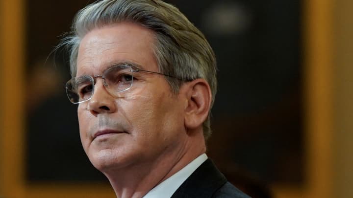 O Secretário do Tesouro dos EUA, Scott Bessent, se senta para testemunhar em uma audiência do Comitê de Meios e Recursos da Câmara no Capitólio, em Washington, D.C., EUA, em 11 de junho de 2025. (Foto: Elizabeth Frantz | Reuters)