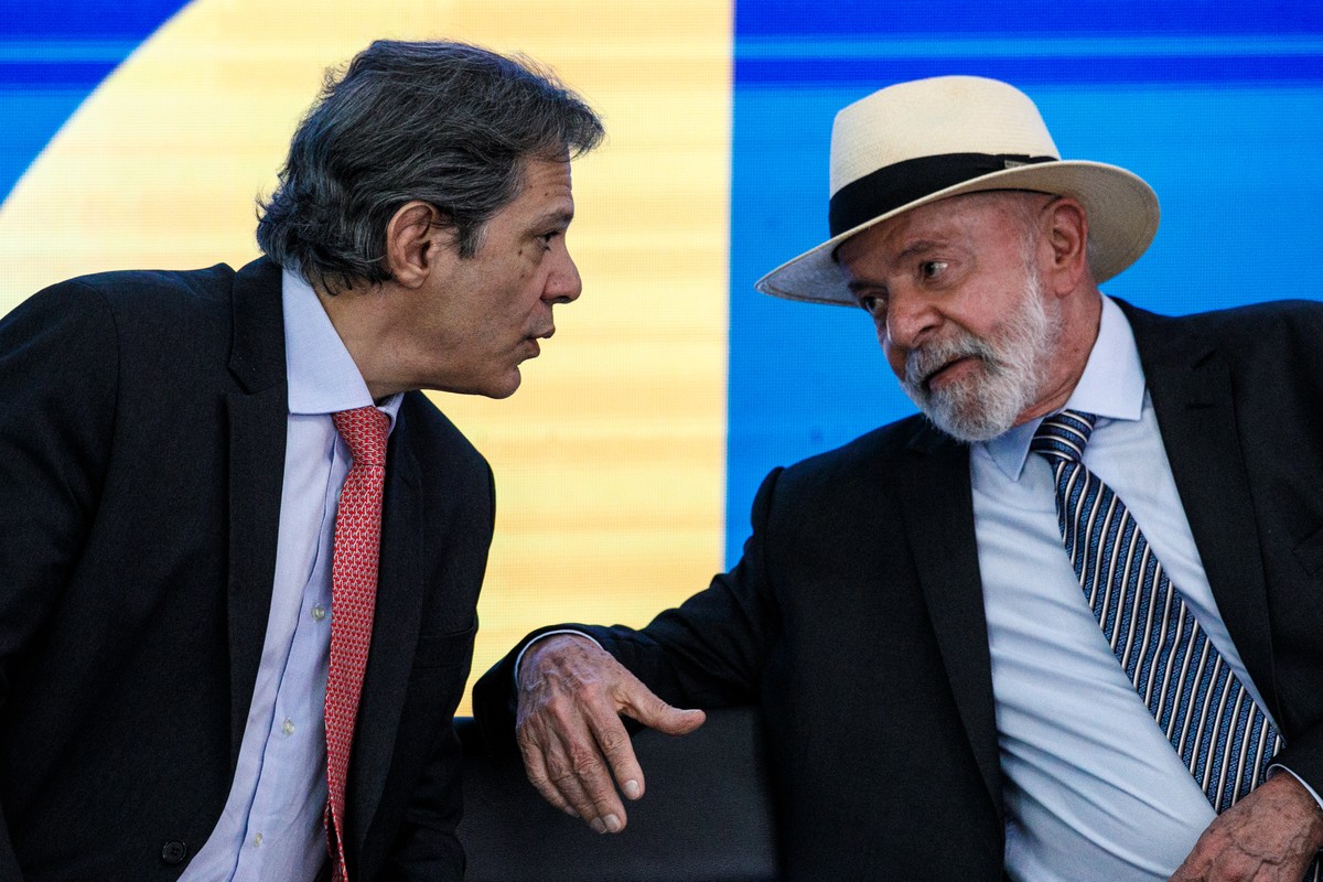 O presidente Lula e o ministro da Fazenda, Fernando Haddad, conversam em cerimônia no Palácio do Planalto: crise do Pix teve repercussão negativa, aponta pesquisa (Foto: Brenno Carvalho/Agência O Globo/16-01-2025)