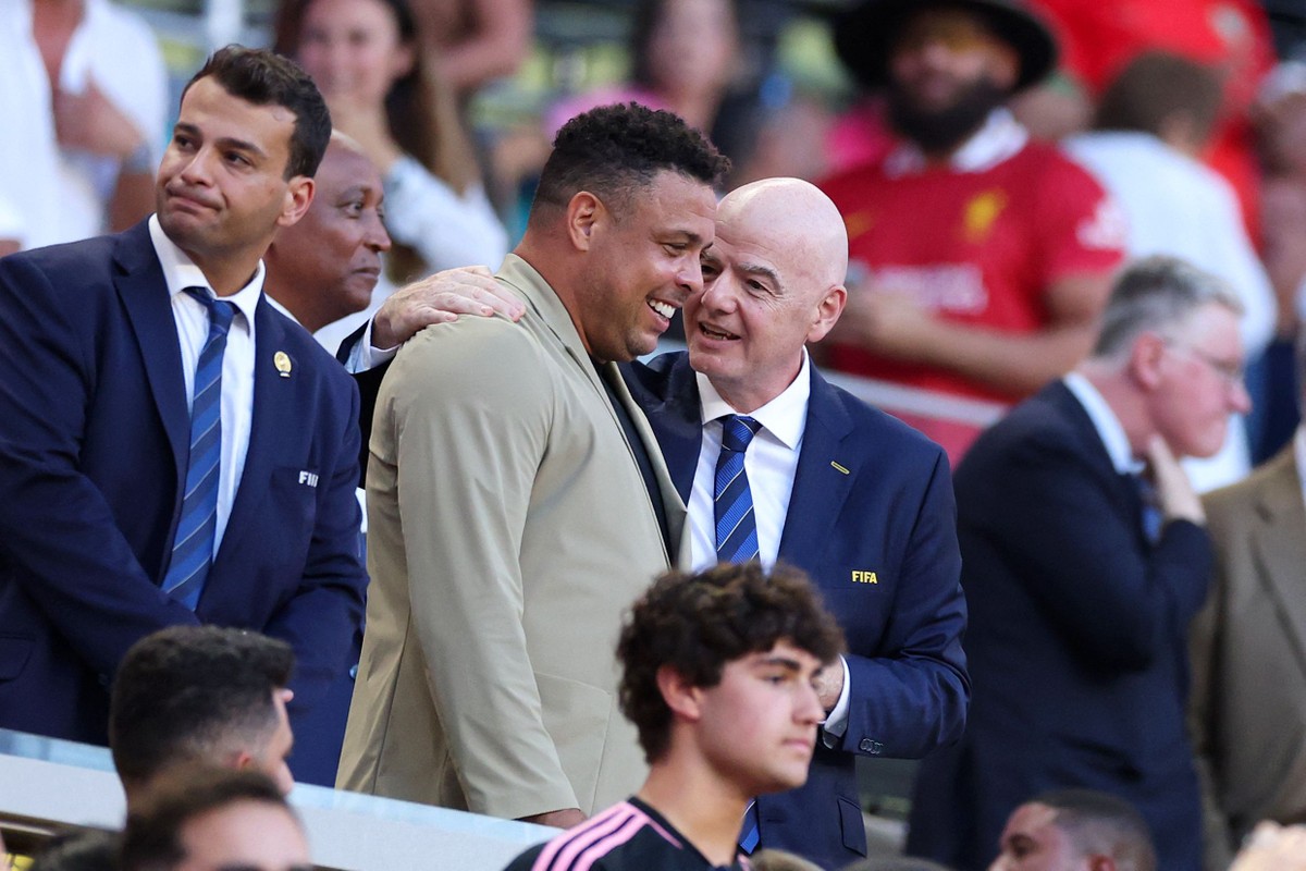 Fifa destaca clubes sul-americanos e espera duelo entre Flamengo e Boca no Mundial Presidente da Fifa em jogo de estreia ao lado de Ronaldo Fenômeno (Foto: AFP)