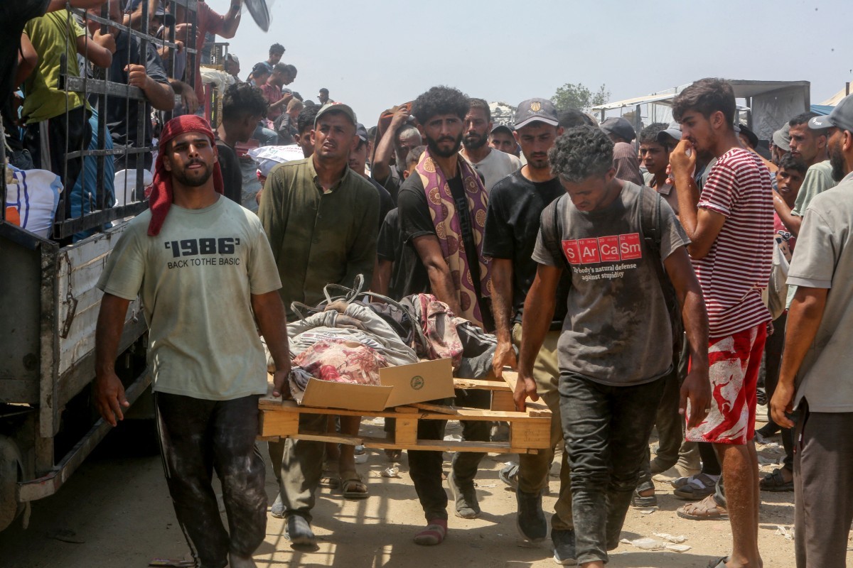 Governo brasileiro critica plano de ocupação da Cidade de Gaza por Israel Pessoas carregam uma pessoa que foi morta durante um tumulto, quando palestinos deslocados invadiram caminhões que transportavam ajuda humanitária em Khan Yunis, no sul da Faixa de Gaza, em 9 de agosto de 2025 (Foto: AFP).