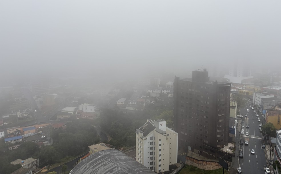 Frio continua no Centro-Sul e nevoeiros se intensificam nesta terça-feira Amanhecer em Ponta Grossa (RS) com neblina no dia 1º de julho. (Foto: Sérgio Eglin Batista)