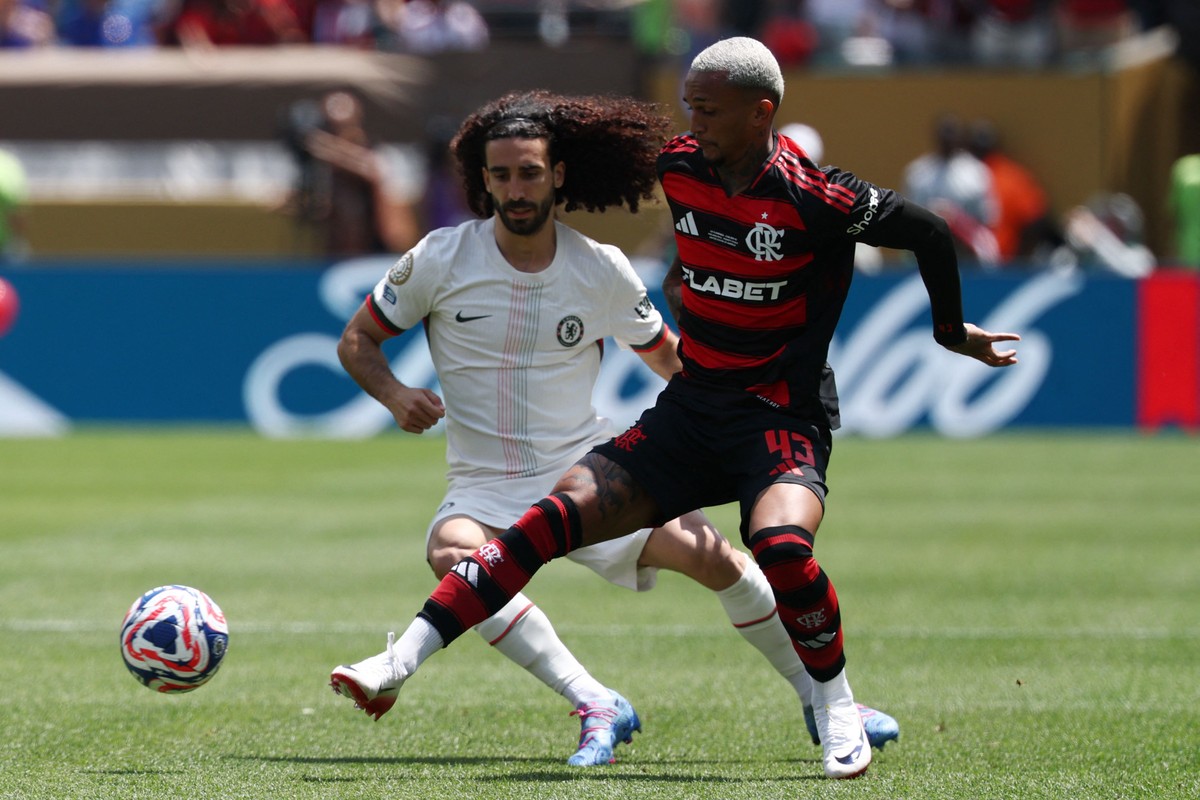 Cucurella, do Chelsea, disputa bola com Wesley, do Flamengo: espanhol avaliou time rubro-negro superior fisicamente (Foto: Franck Fife/AFP)